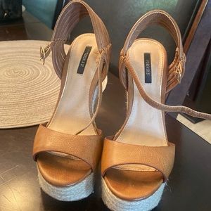 Camel wedge heels